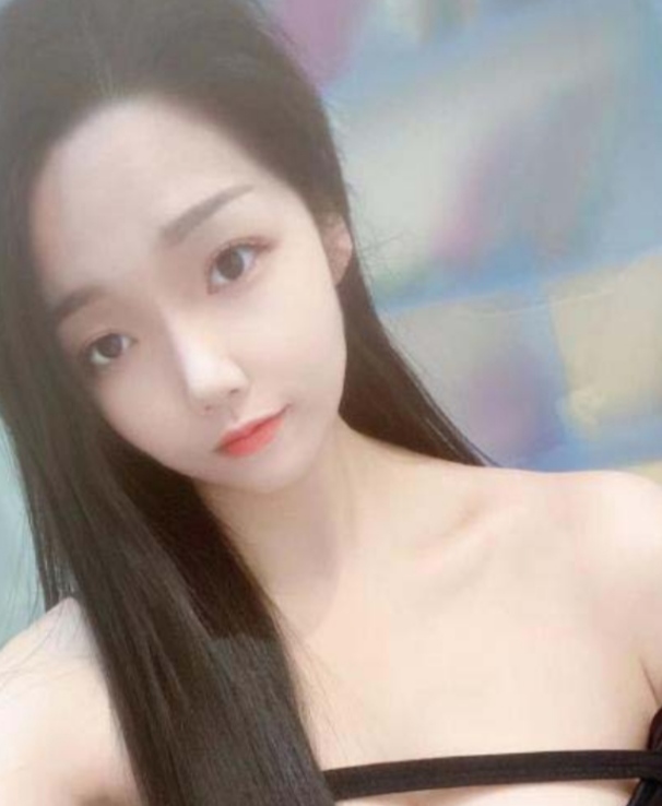 丰满性感的大眼萌妹