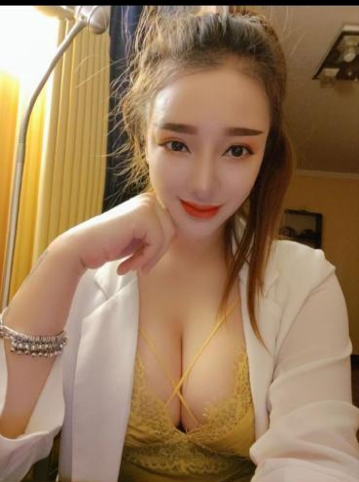 模特身材美女七月