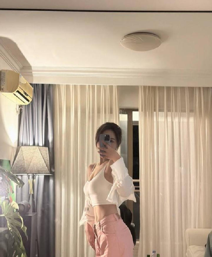 前凸后翘mico老师