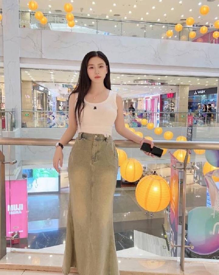 曼妙身姿性感诱人妹子