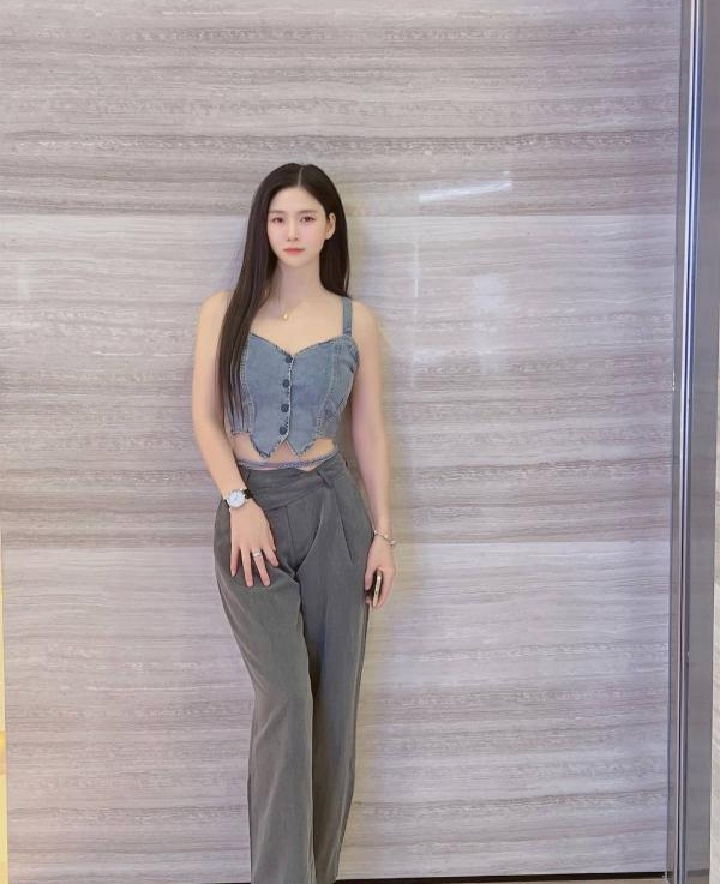 曼妙身姿性感诱人妹子