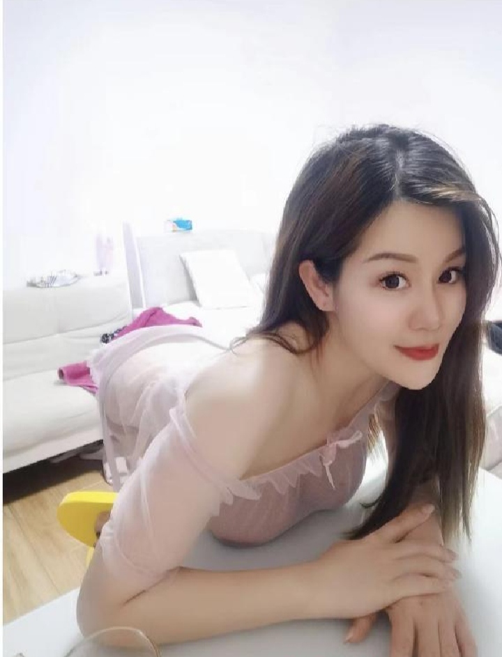 布吉白嫩翘臀美妞依婷