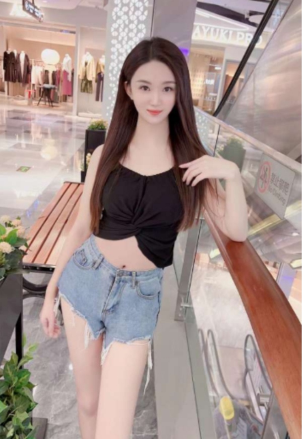 秦淮白嫩光滑小女友