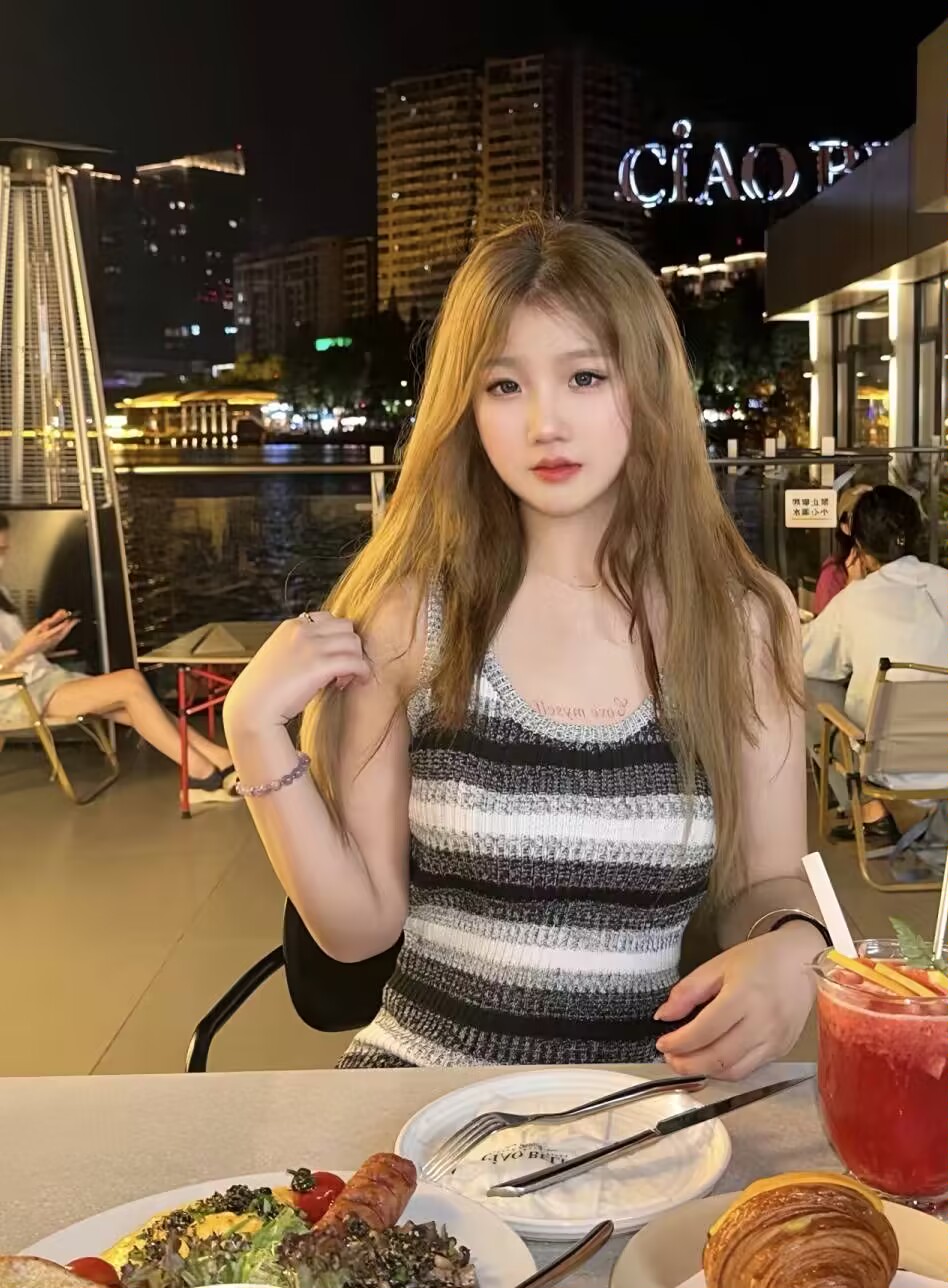 萧山银泰黑丝妹