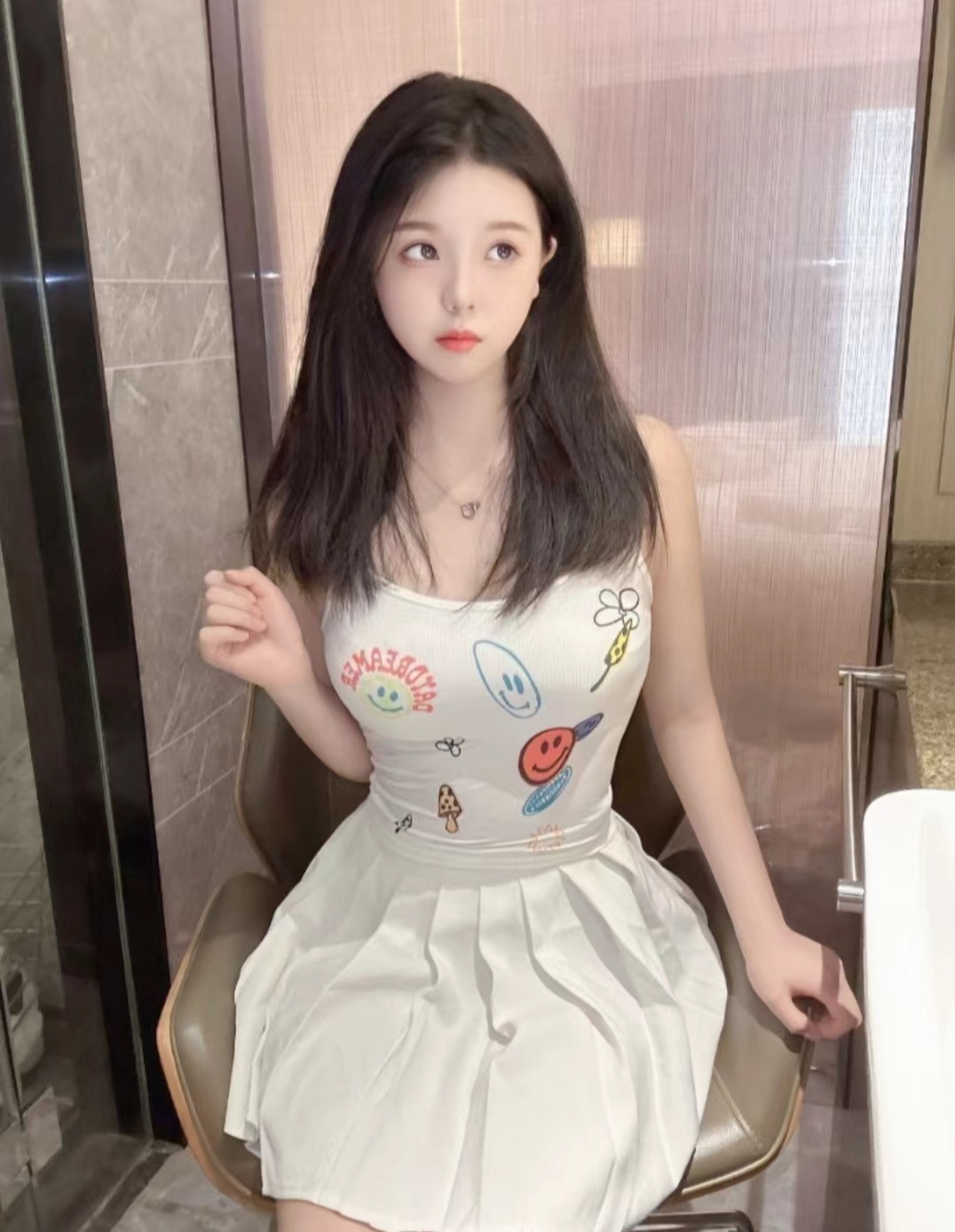 00后年轻妹子一位