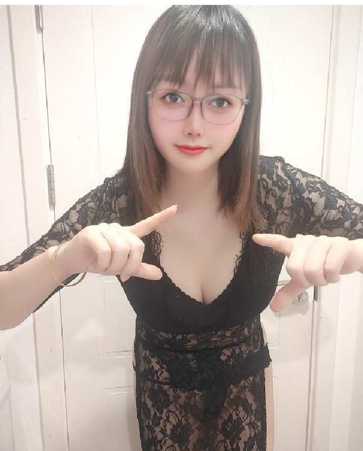 滨江丰满眼镜妹