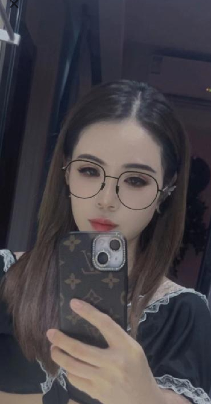 湖塘眼镜小少妇