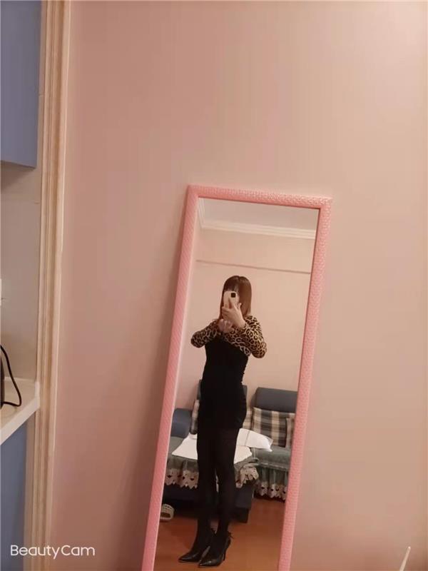 长沙兼职美女，蝴蝶b，一插就出水，拍拍屁股就懂你要干啥