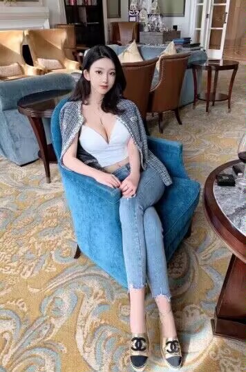 漂亮妹子过年不回家