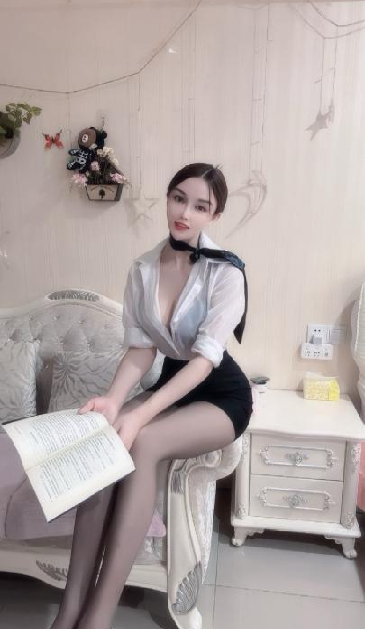 黑丝大长腿美女