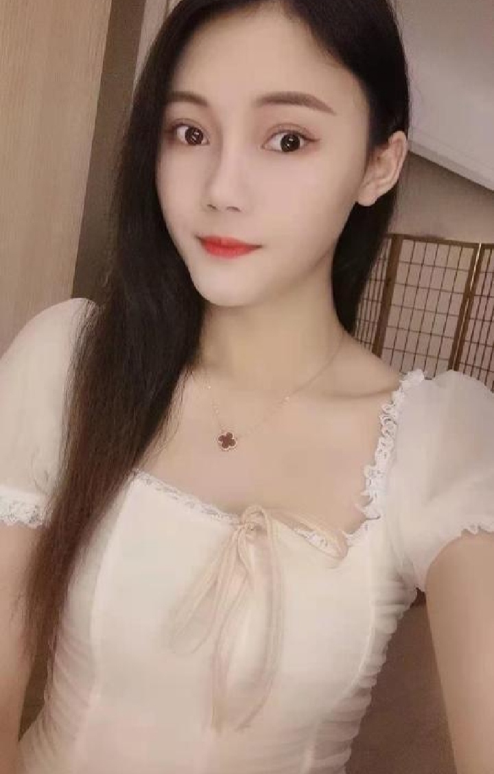 白嫩制服艳舞川妹子