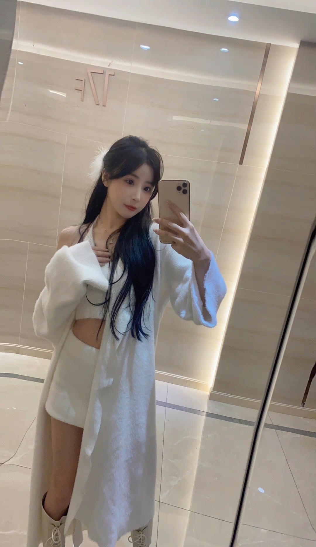 园区跨塘学生妹