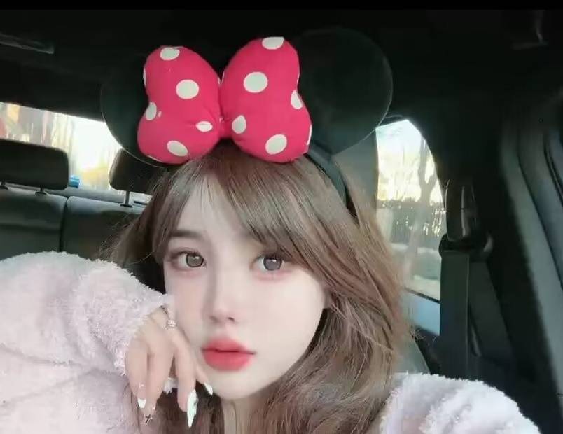 金钢桥美术学院很白的年轻妹子