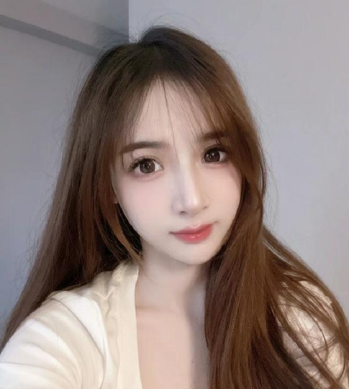 体育场蜜桃臀白皙小姐姐