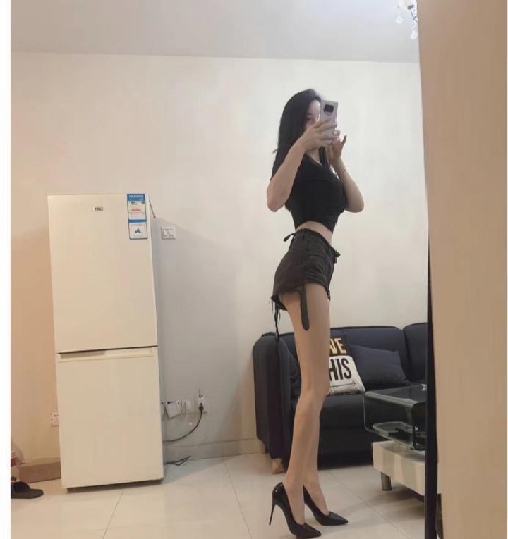 妮娃娃白嫩性感大长腿