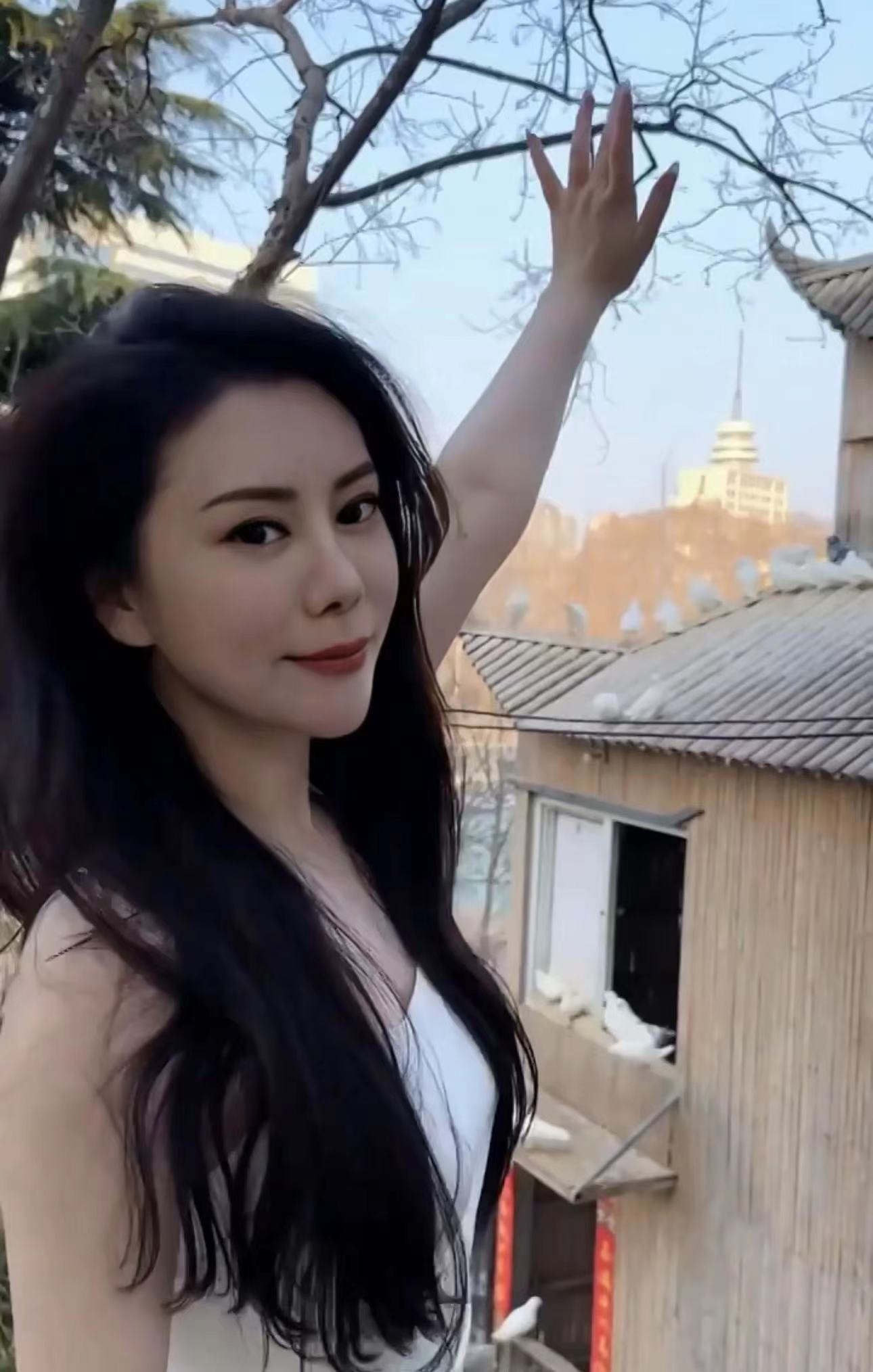 成熟姐姐性格温顺的小巧玲珑