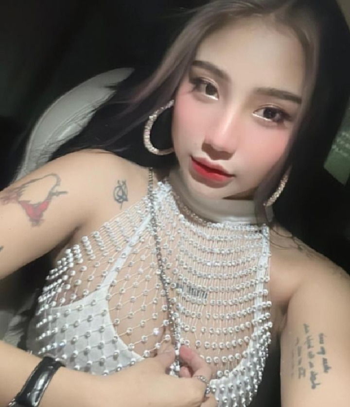 白云诱人大奶纹身美眉