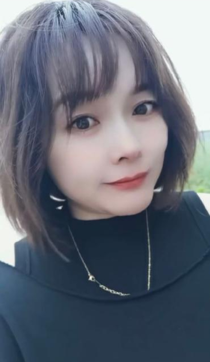 黑丝制服美腿少妇