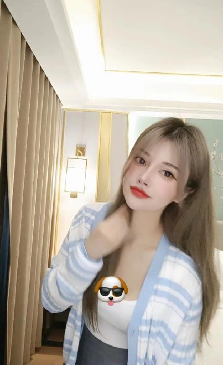 粉嫩火辣制服小姐姐