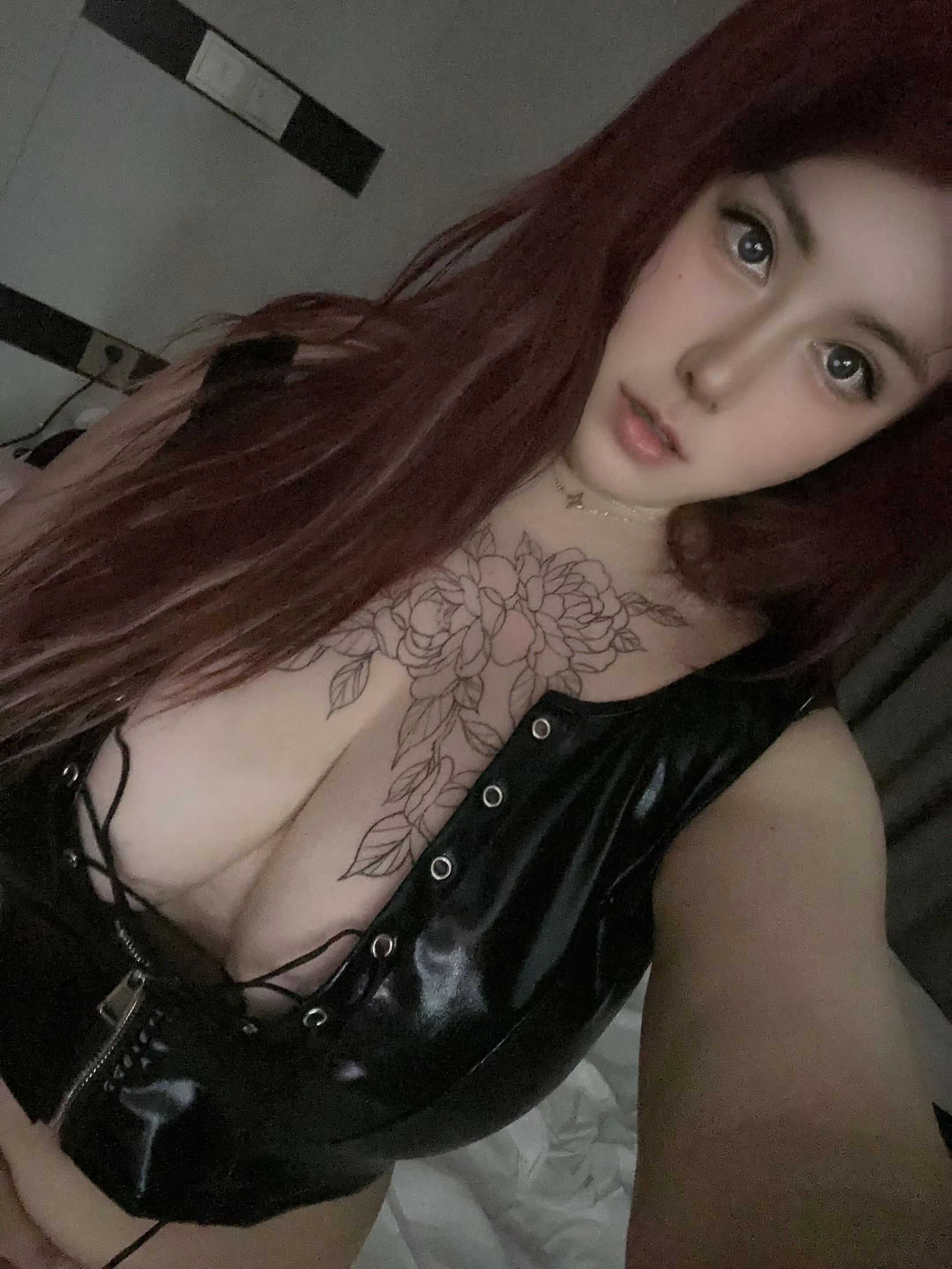 有纹身的大胸美女