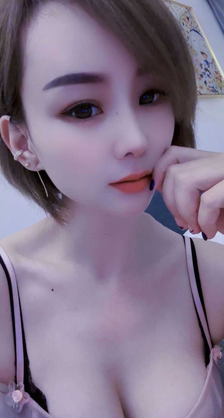 罗湖短发大奶气质尤物