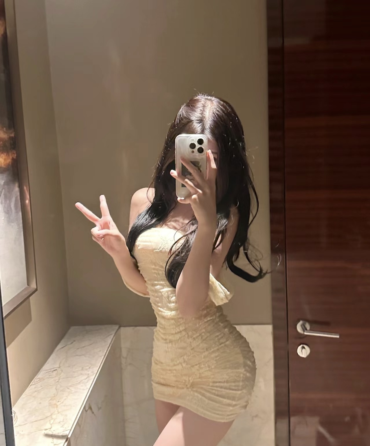 美女是南方的姑凉，肤白貌美，御姐风