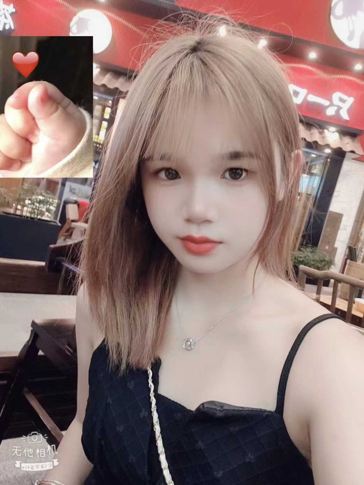 年轻翘臀的小美女