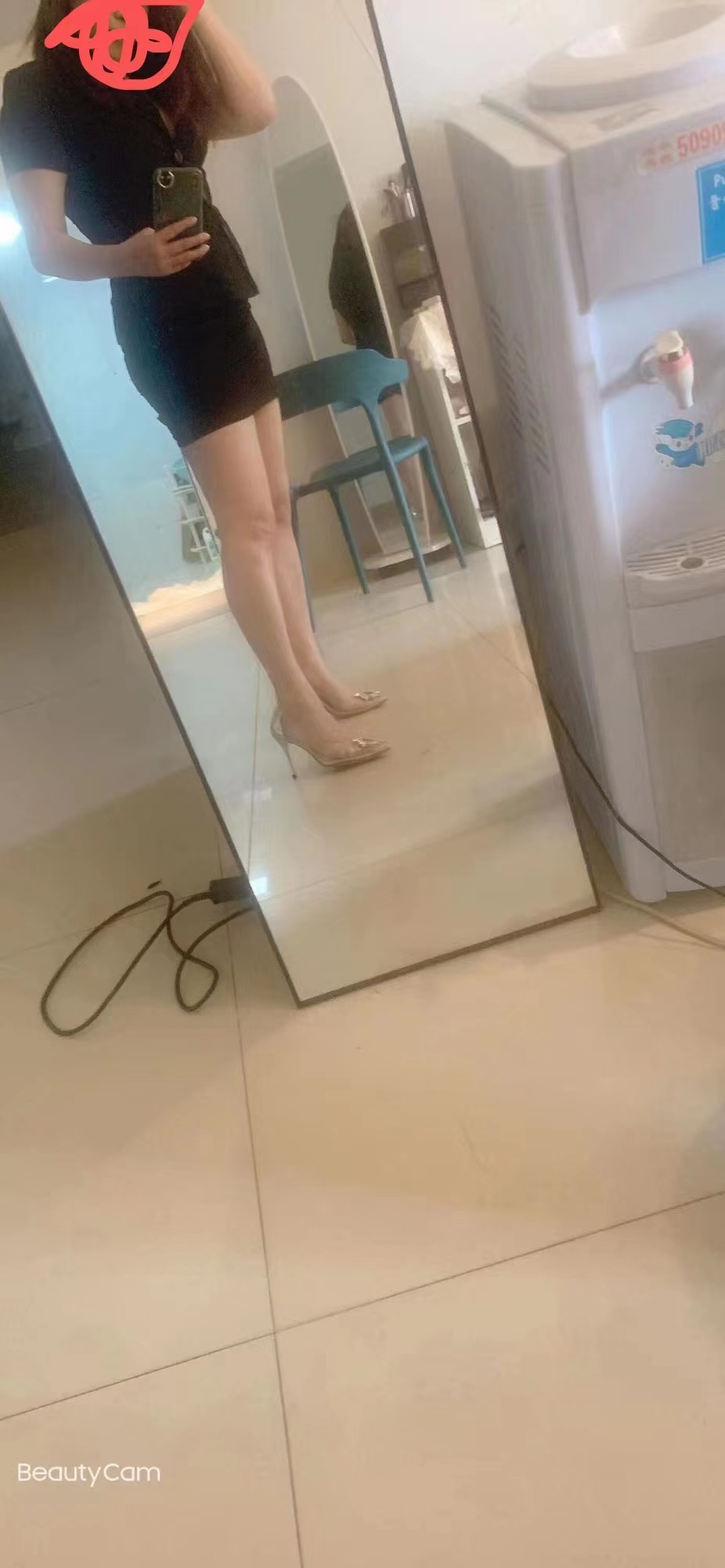 皮肤白皙滑嫩的优秀老师