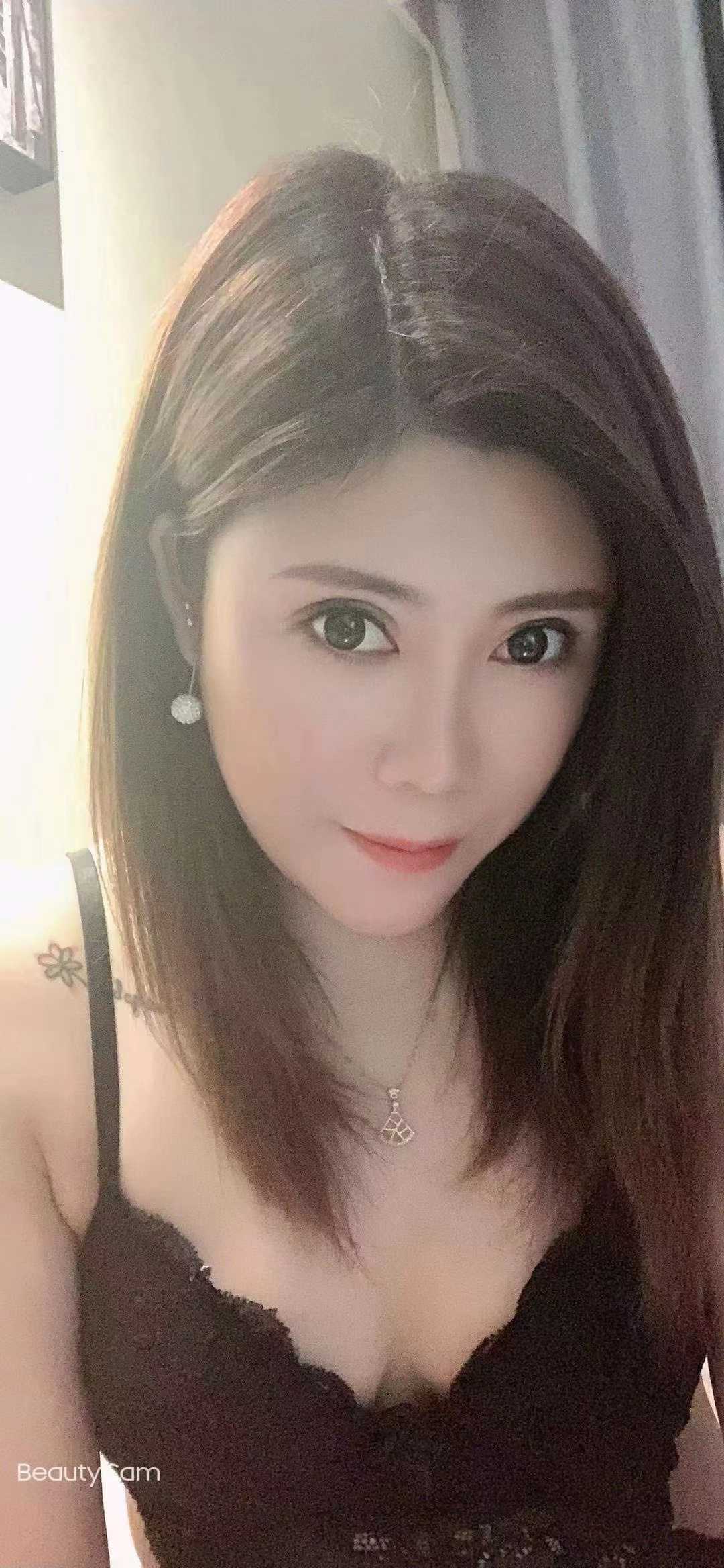 皮肤白皙滑嫩的优秀老师