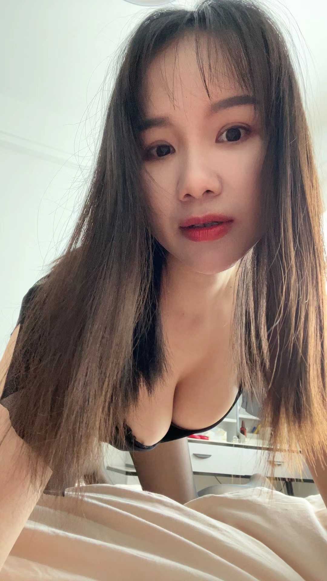 服务很不错的中小项少妇