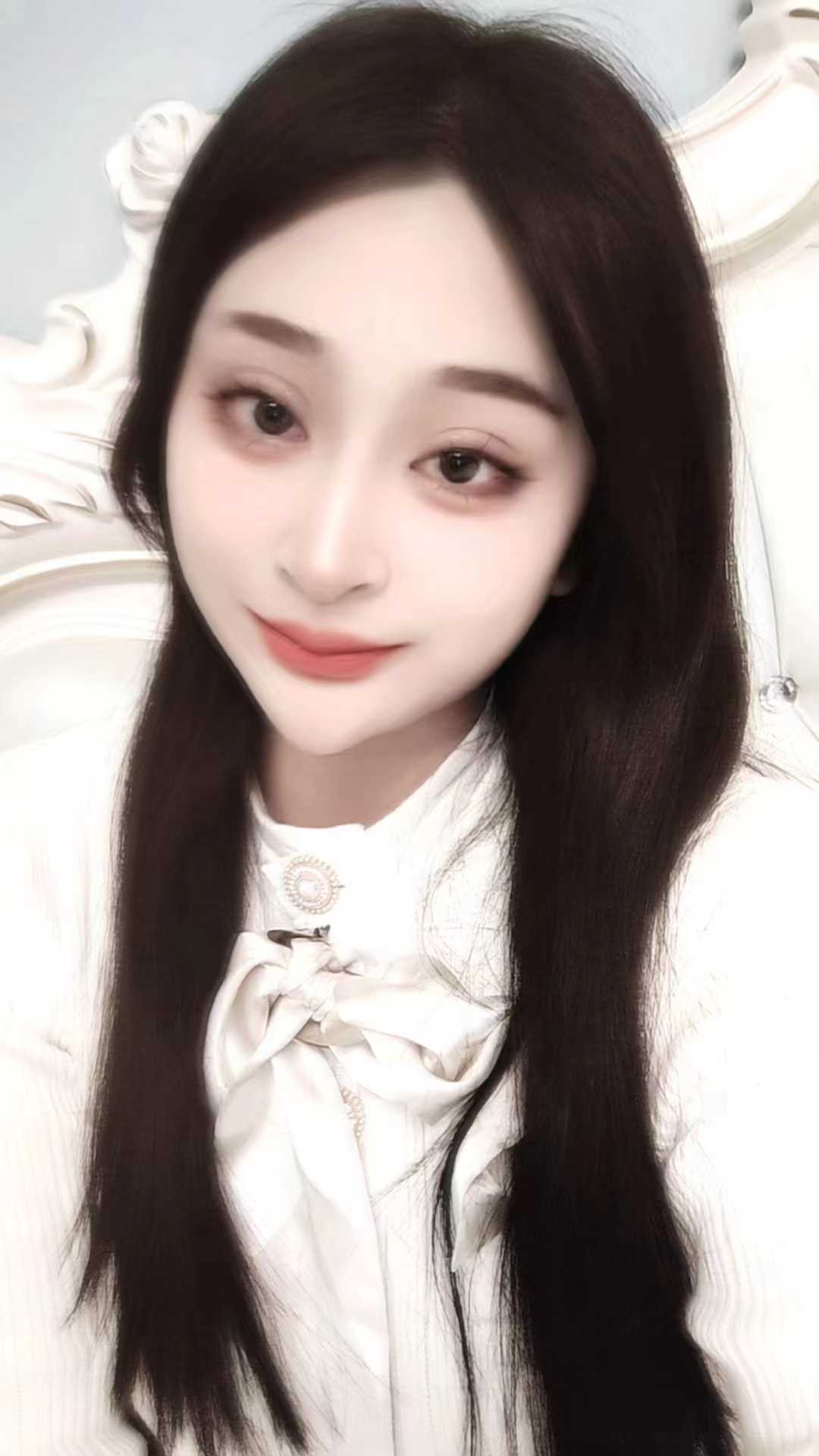 皮肤白嫩柔韧度不错的妹子