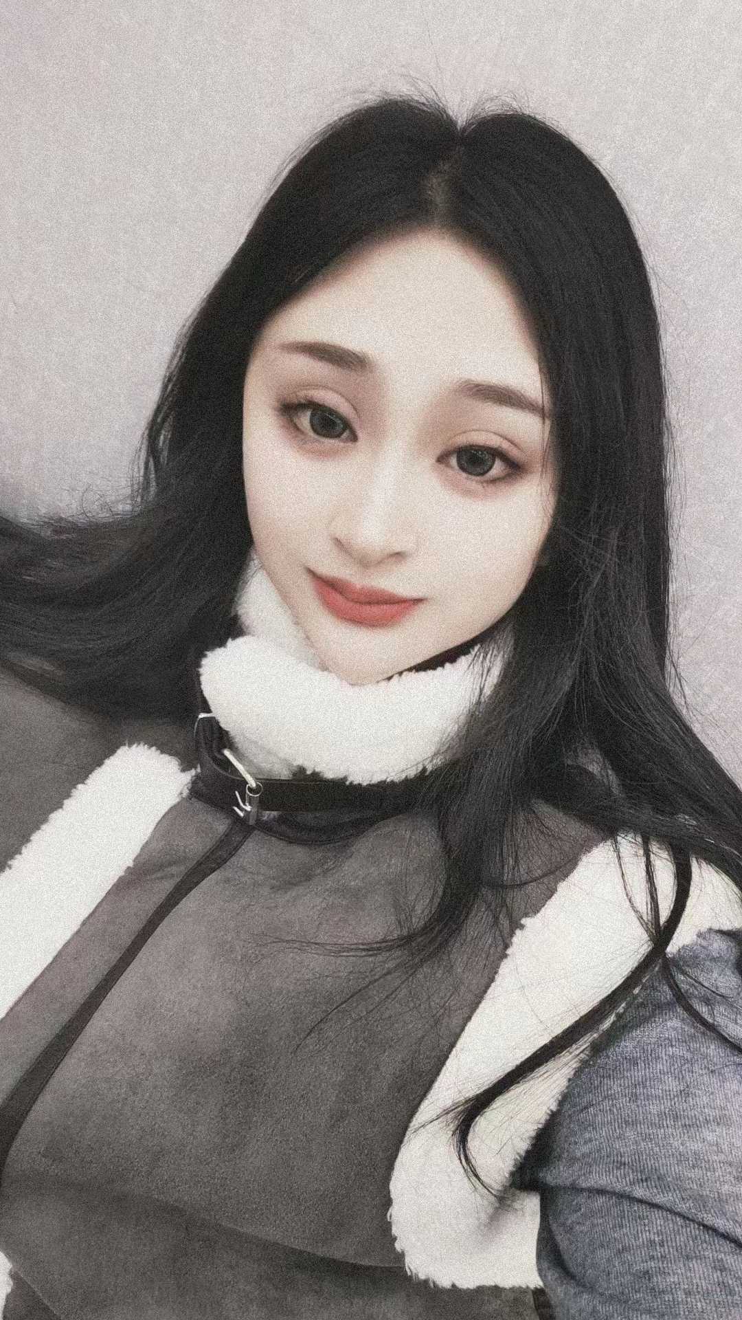 皮肤白嫩柔韧度不错的妹子