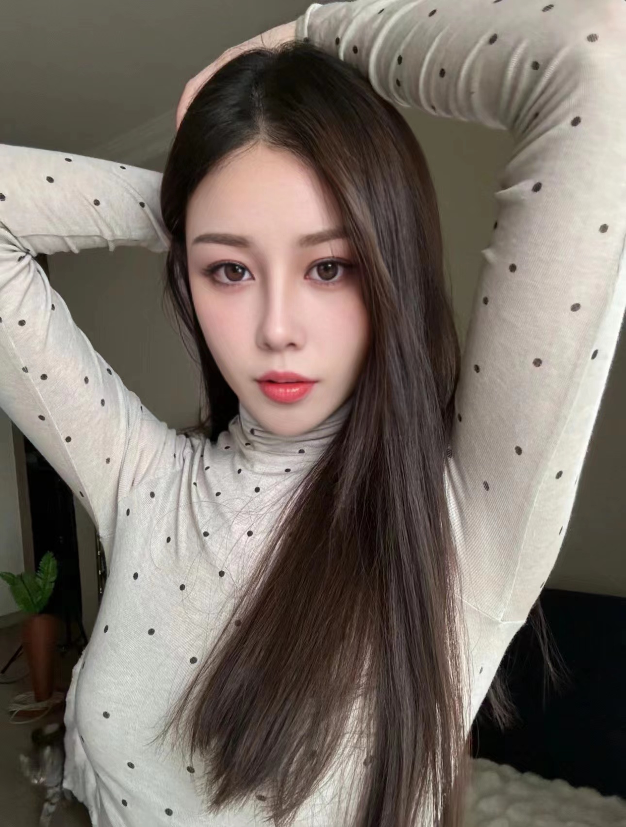 漂亮小巧的妹子