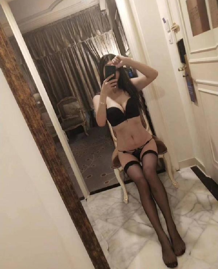 白嫩大奶风Sao眼镜妹