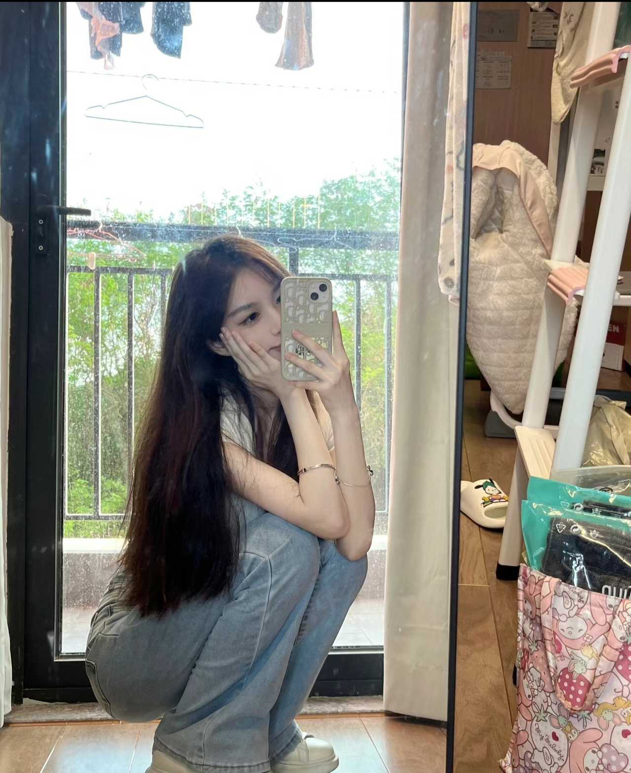 妹妹是一个学生妹，下面粉嫩很多水，很热情，也很主动，来找妹妹包哥哥满意回家，