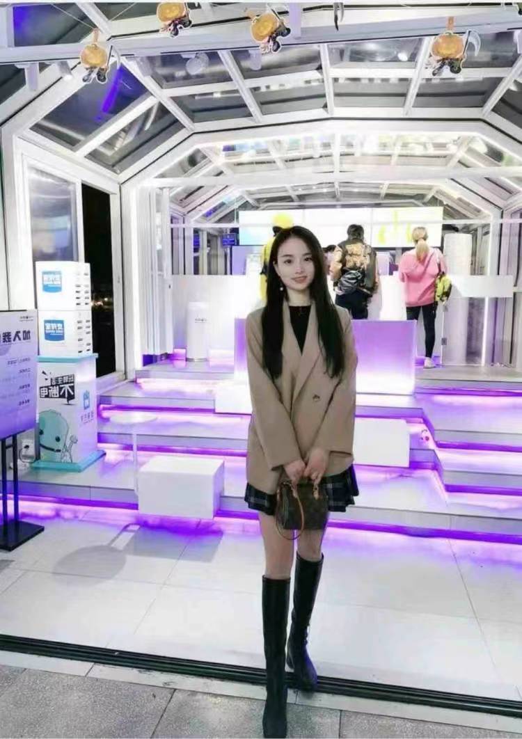 很热情的年轻妹子