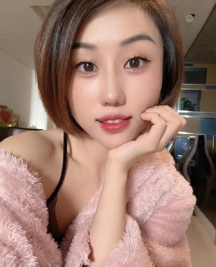 妩媚服务好的短发妞