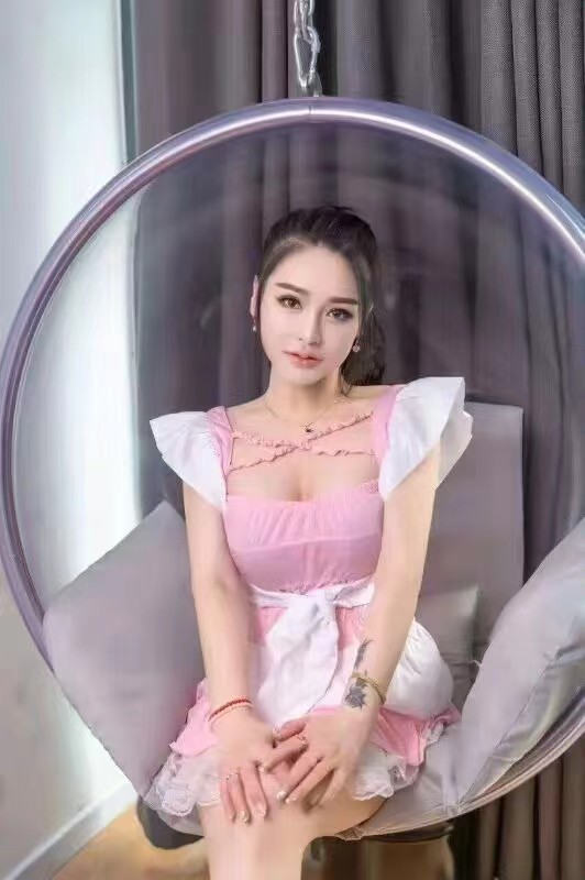 水很多有情趣制服的小姐姐