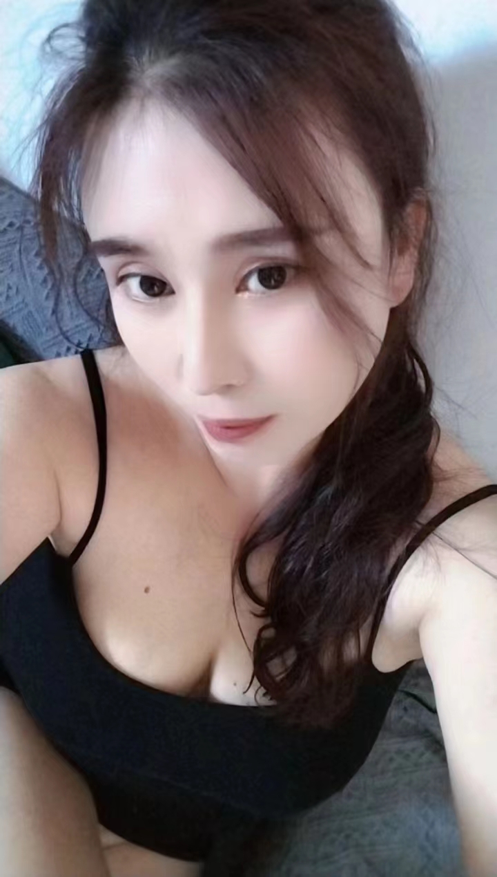 胸器超级不错的妹子