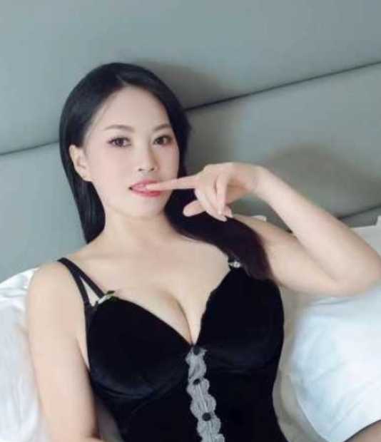 大奶少妇，进门一起洗澡，帮你口一下，洗好床上等着被服务