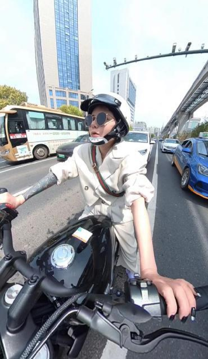 镜湖区机车纹身女孩