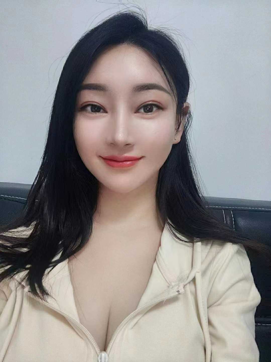 服务超级认真的妹妹