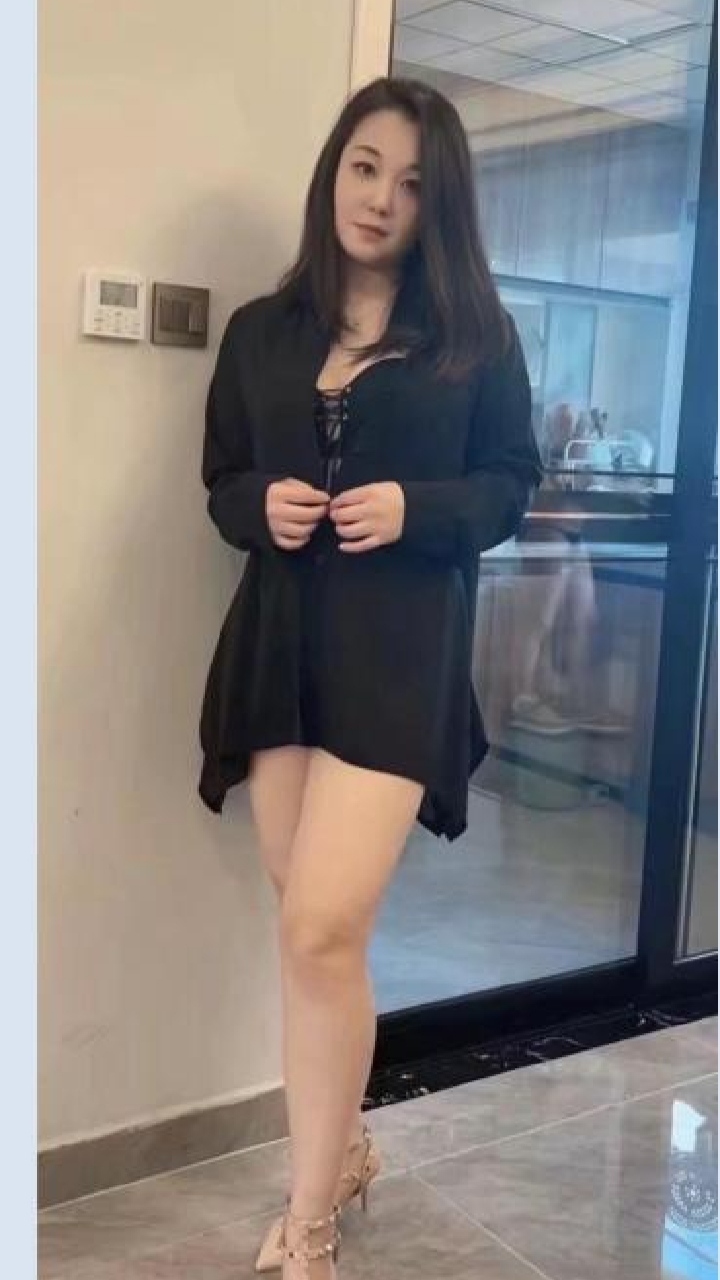 高挑火辣美少妇