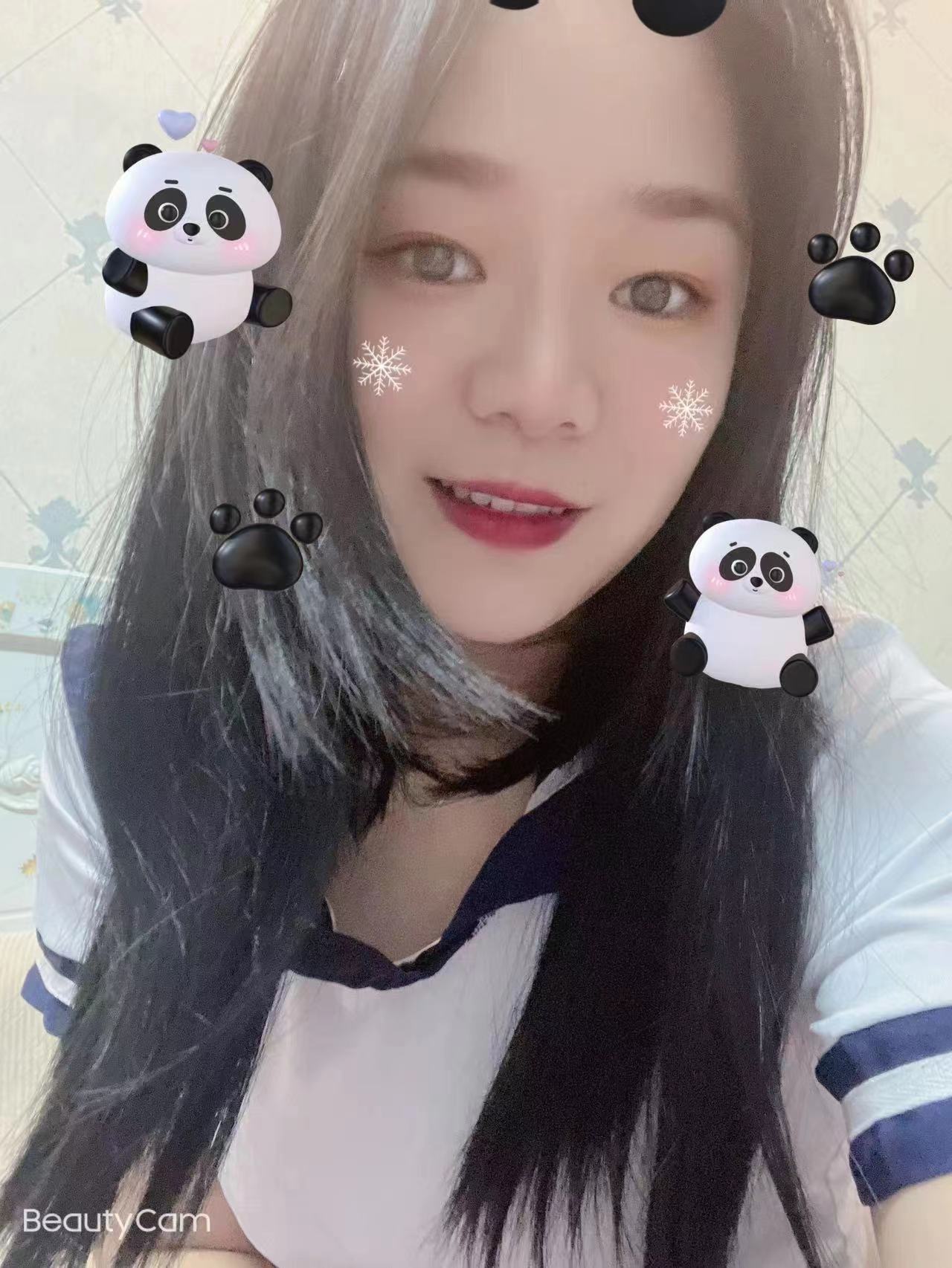 很爱笑很甜美的女孩