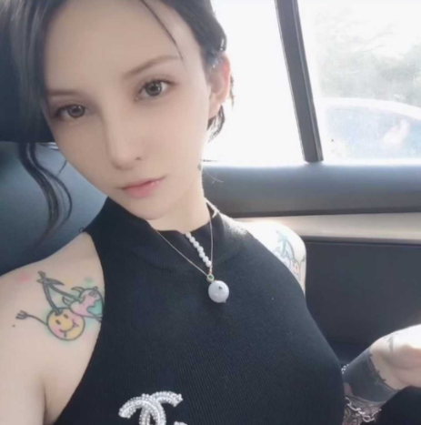 白虎舌钉纹身可sm调教的开放型选手