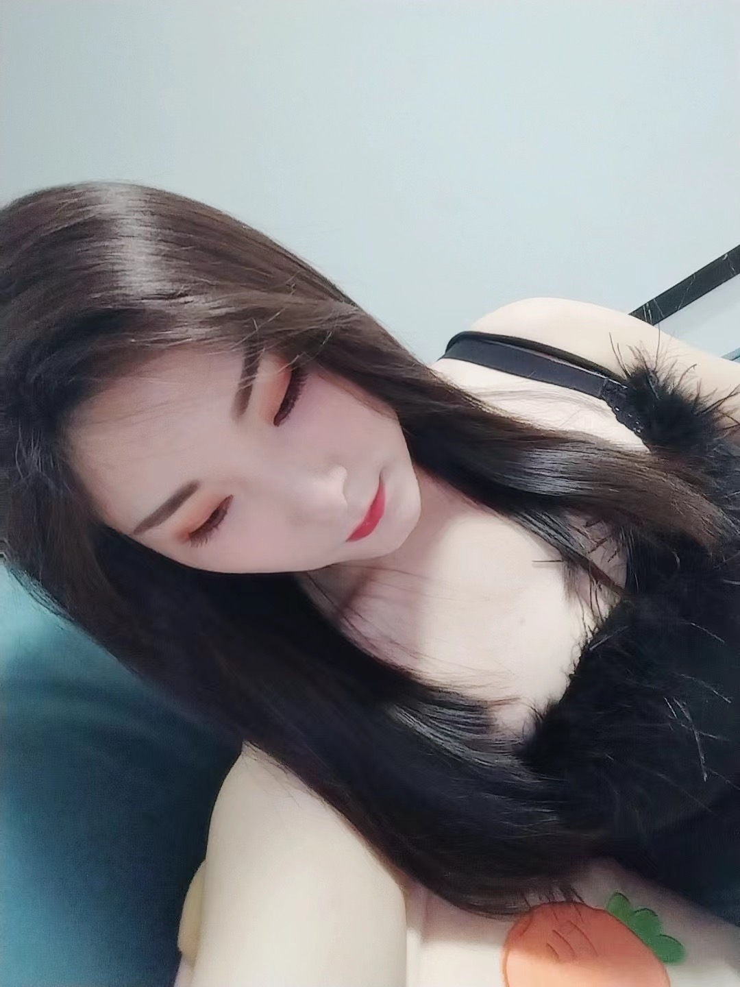 自做自聊，服务型美女