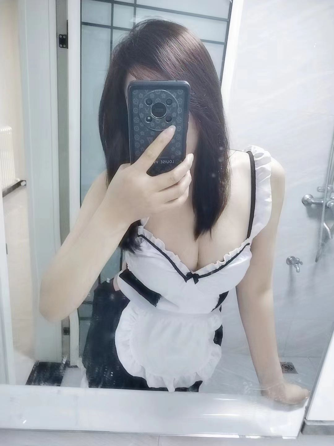自做自聊，服务型美女