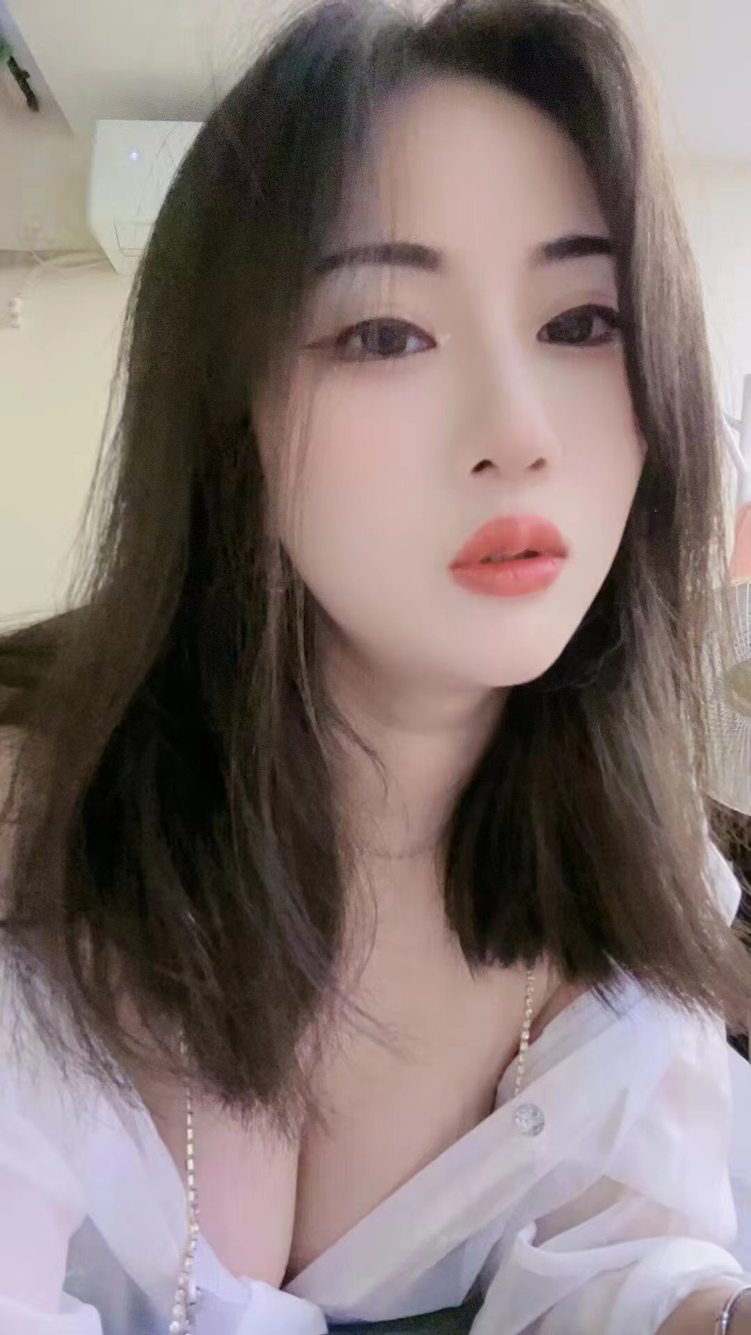 大胸性感妹妹很惨