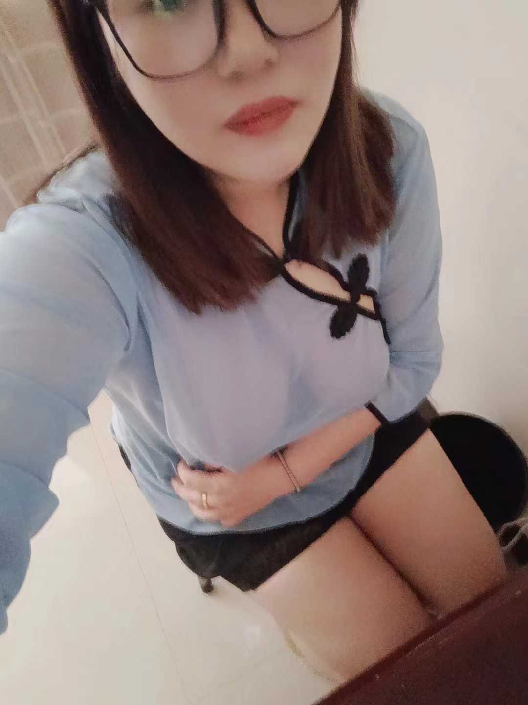 长丰圆润眼镜少妇