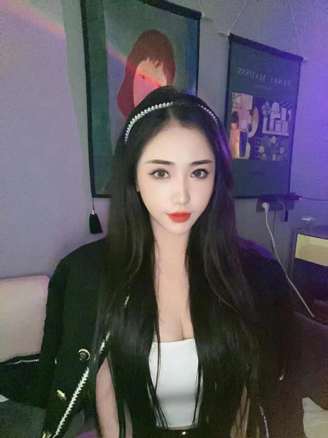 娇小玲珑，苗条水多，吹拉弹唱扛着艹